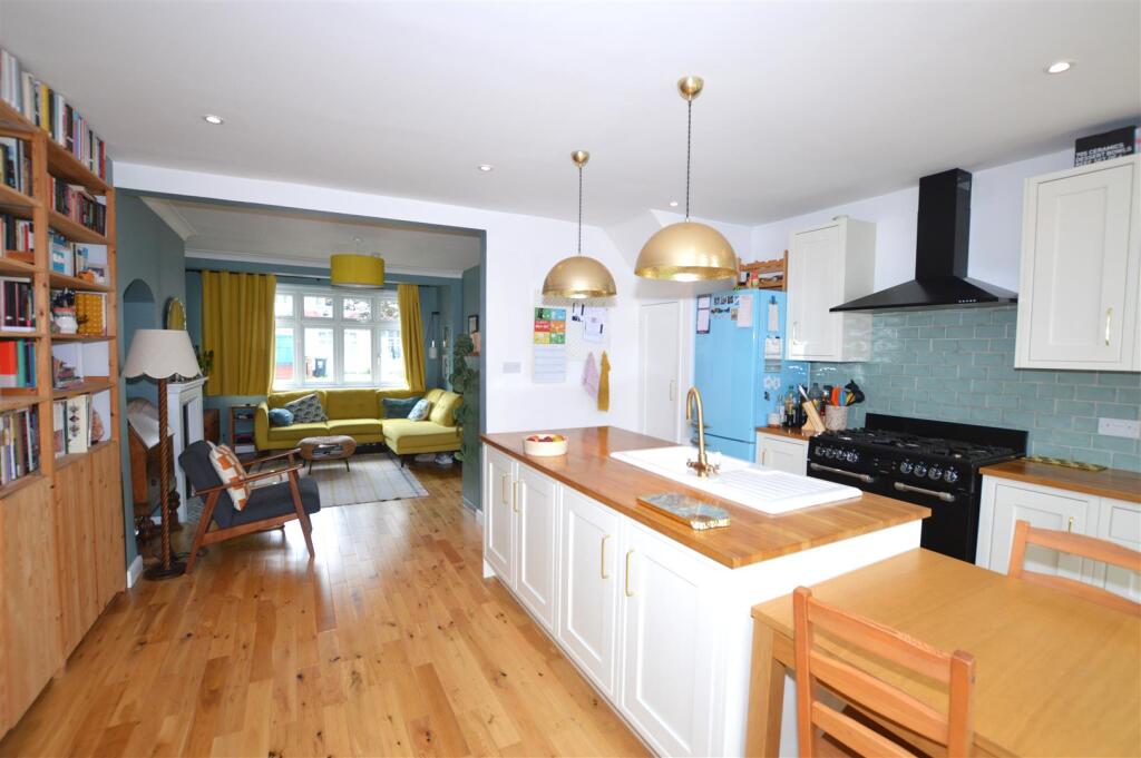 81 Wills Crescent kitchen.JPG