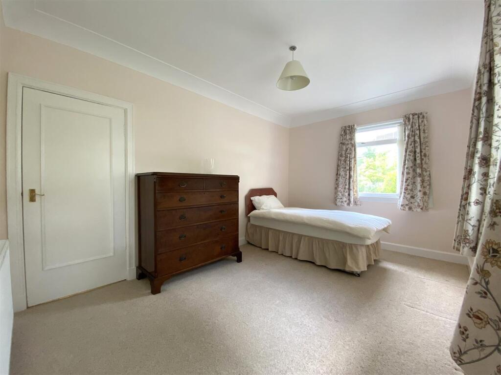 BEDROOM 1.JPG