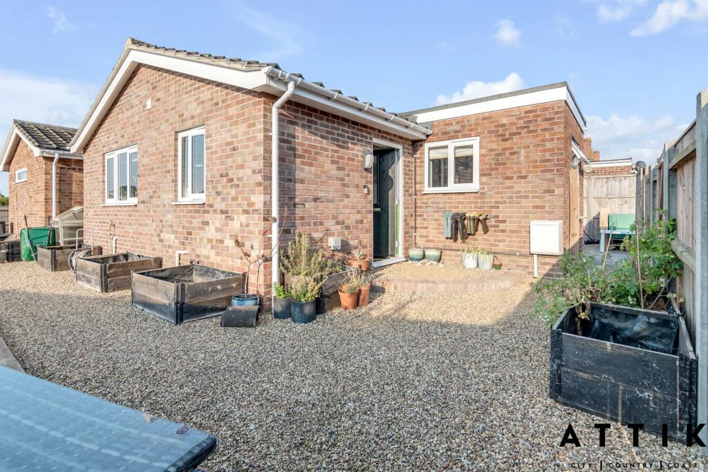 2 Green Park, Harleston, IP20 9DT (2).jpg