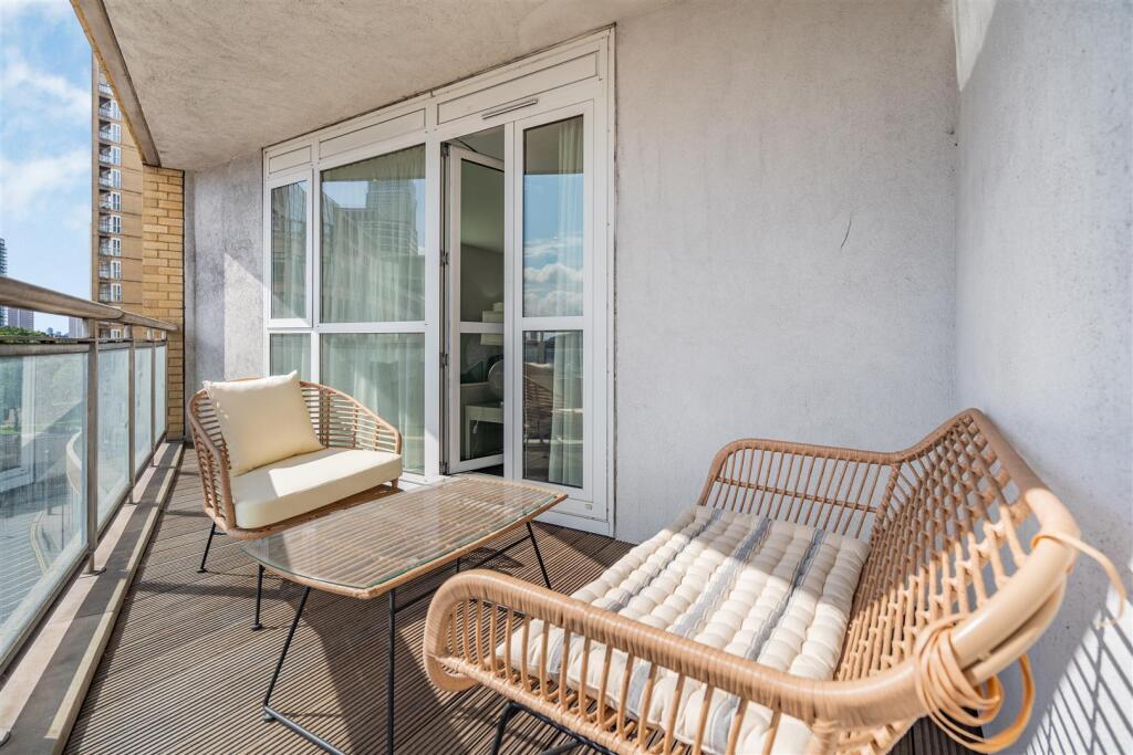 circus_balcony2.jpg