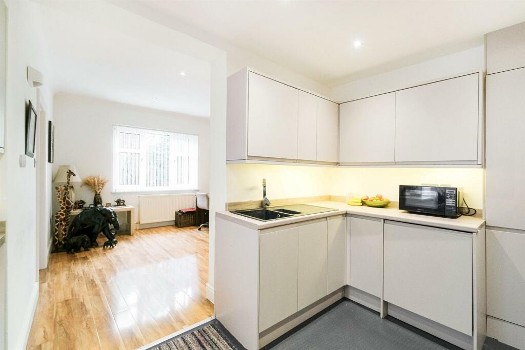 103 Chingford Avenue-26_resized.jpg