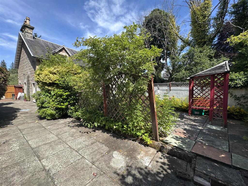 REAR GARDEN.JPG
