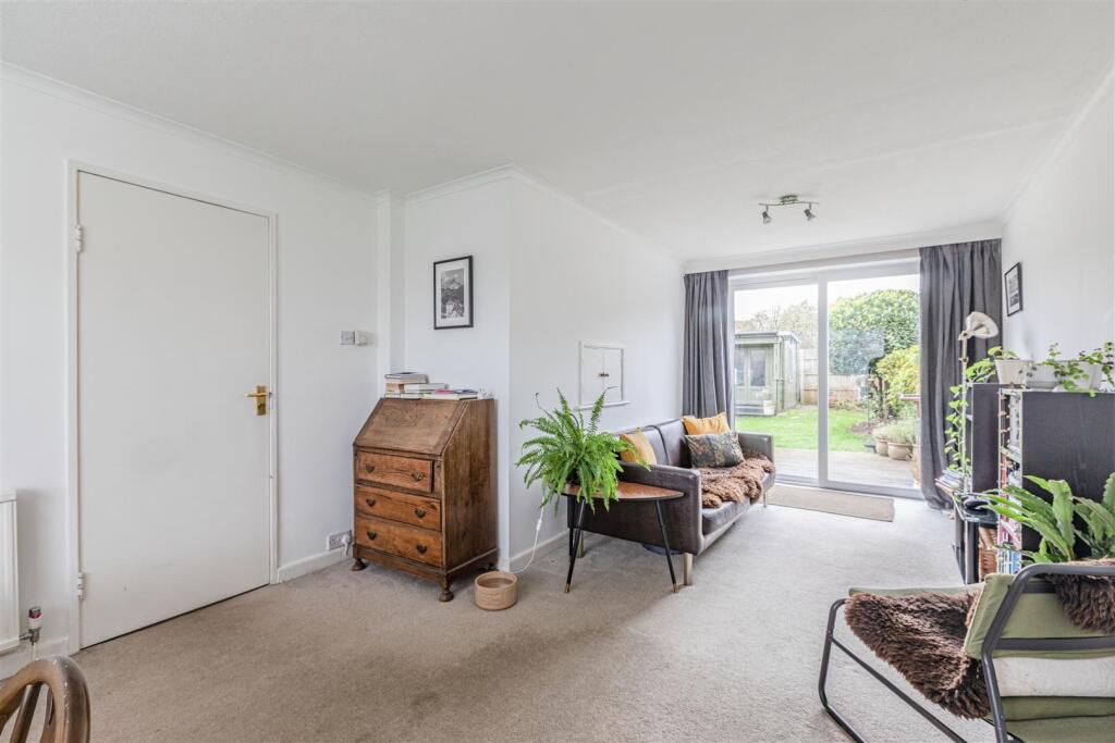 32 Godley Road, Byfleet, KT14 7EP - 6.jpg