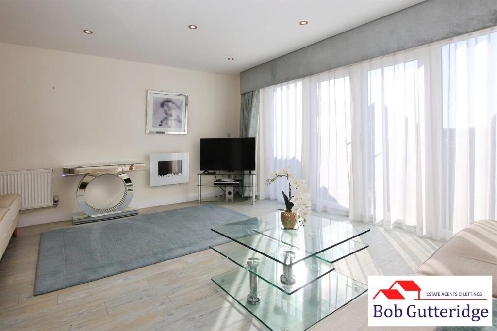 "L" SHAPED LOUNGE/DINING ROOM