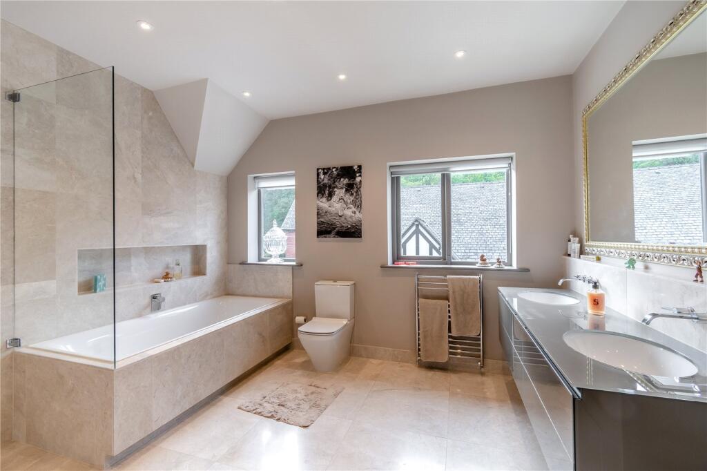 Family Bathroom 1