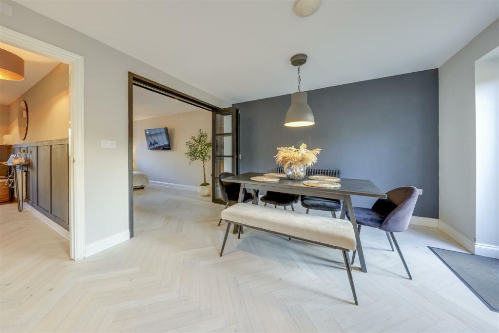 Dining with BI Folds to Lounge