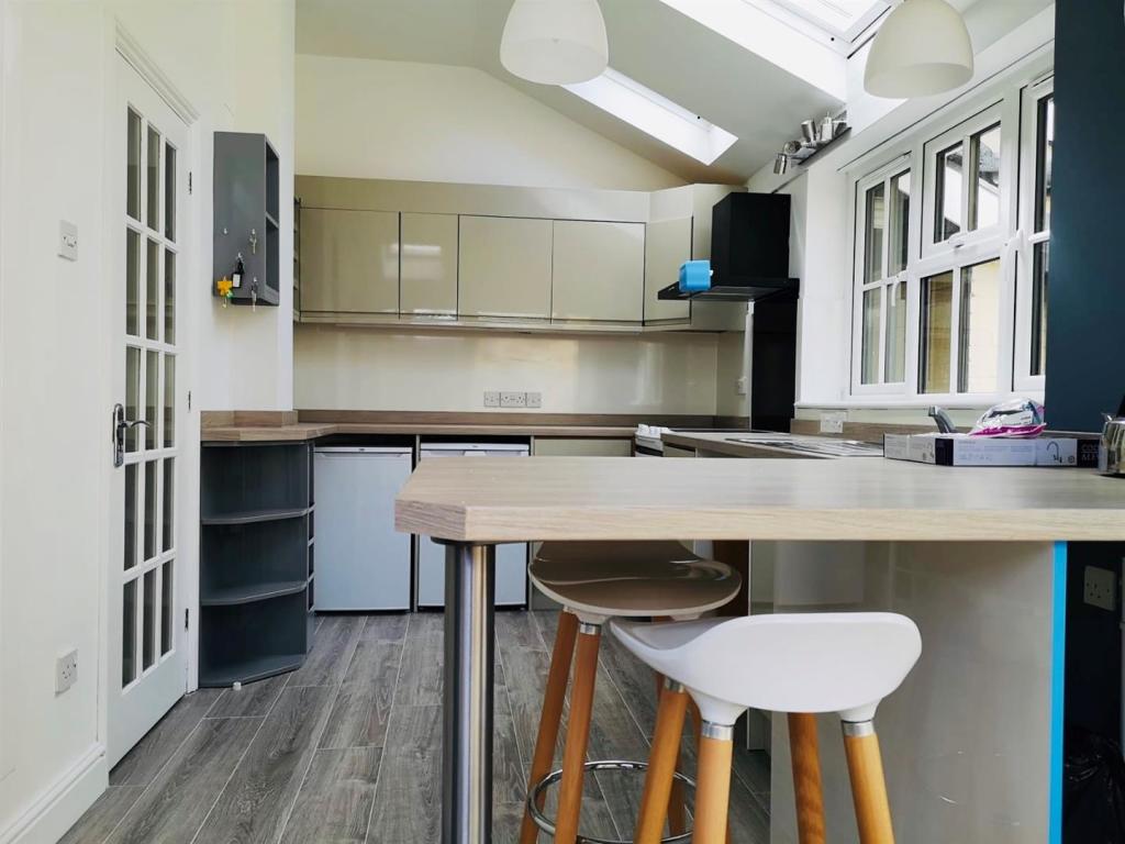 Kitchen2.jpg