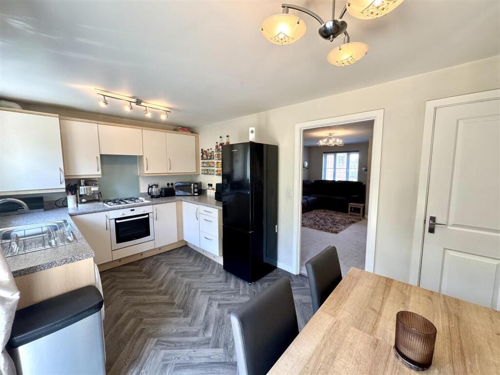 KITCHEN/DINING ROOM