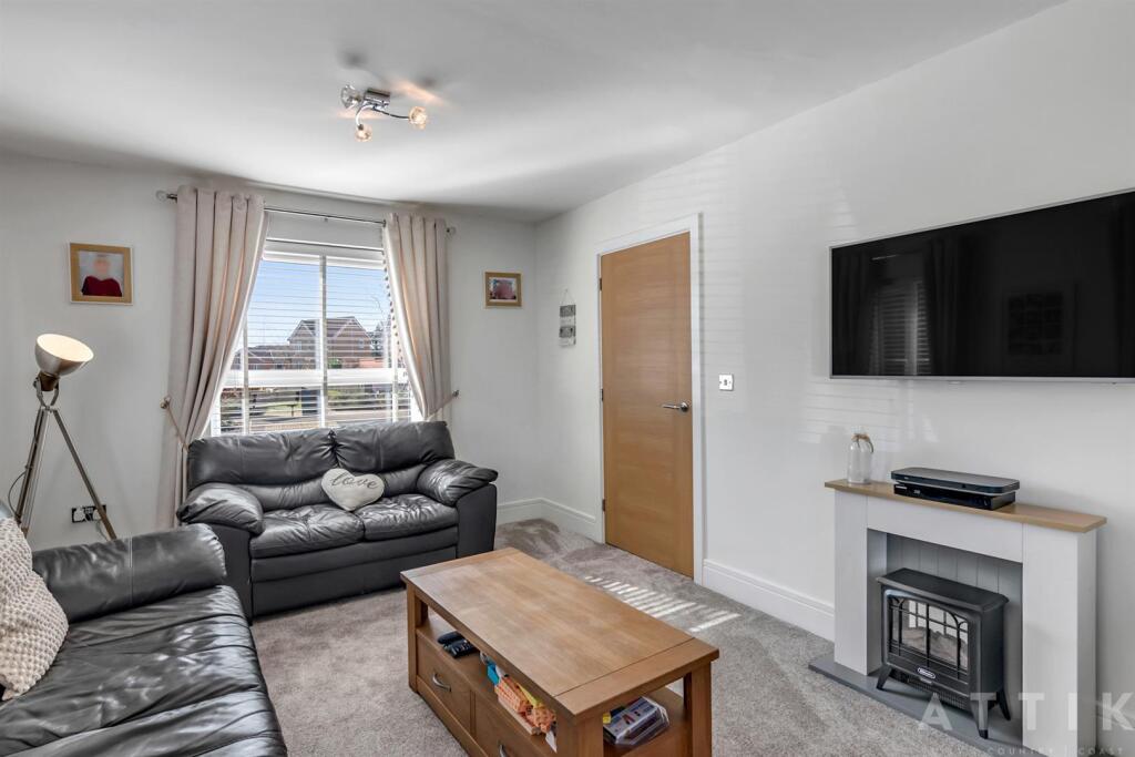 30 Horseshoe road, hethersett, NR9 3PA (2).jpg