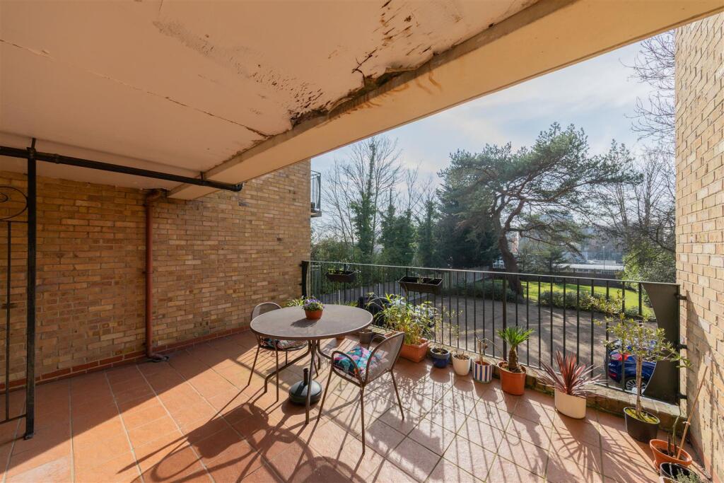 Churchfields, E18