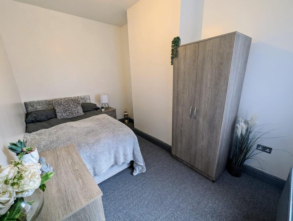 A cozy double bedroom featuring a comfortable b...