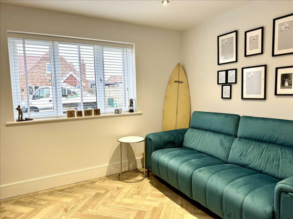 SITTING ROOM /