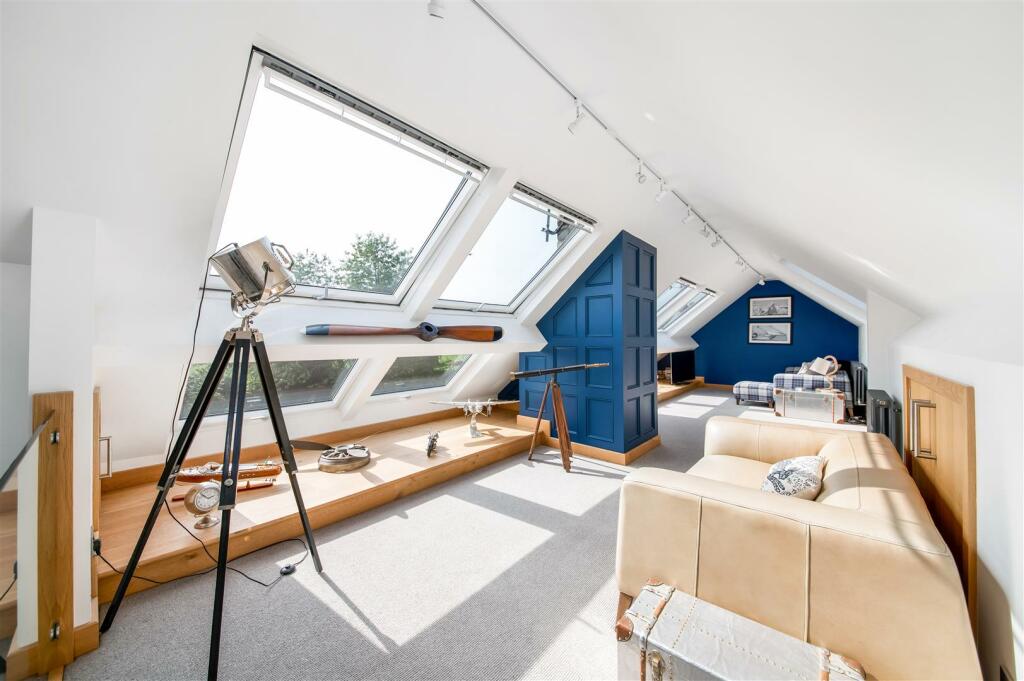 FAMILY ROOM / STUDY ROOM