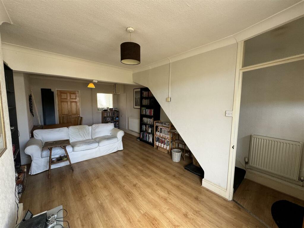 LIVING/ DINING ROOM
