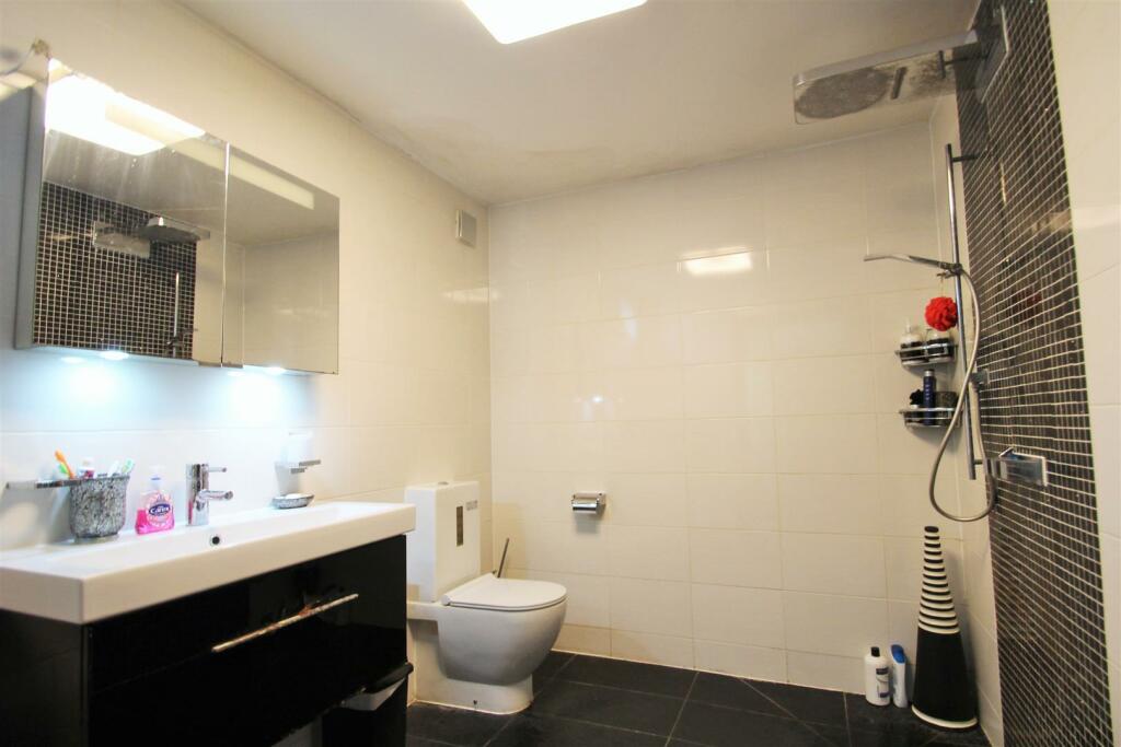 Crown wet room.JPG