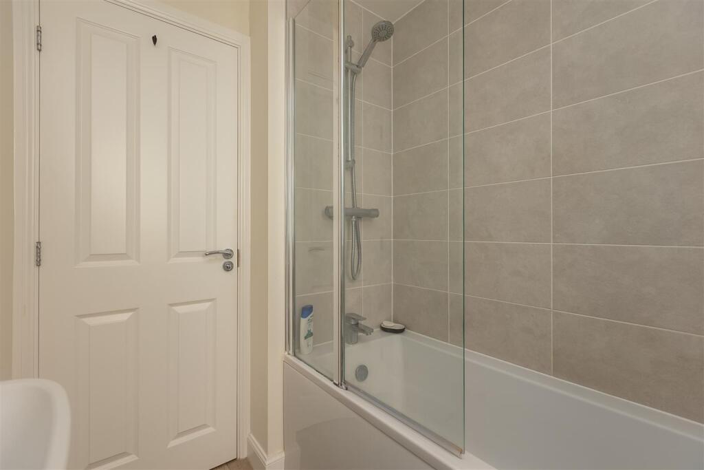 Rye Close 21 Bathroom-2.jpg