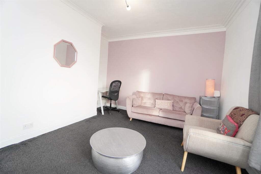 lounge1.jpg
