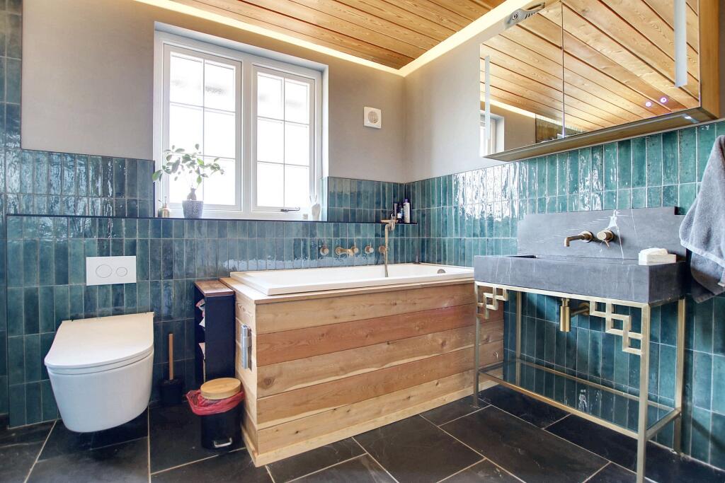 En-suite to the Master Bedroom