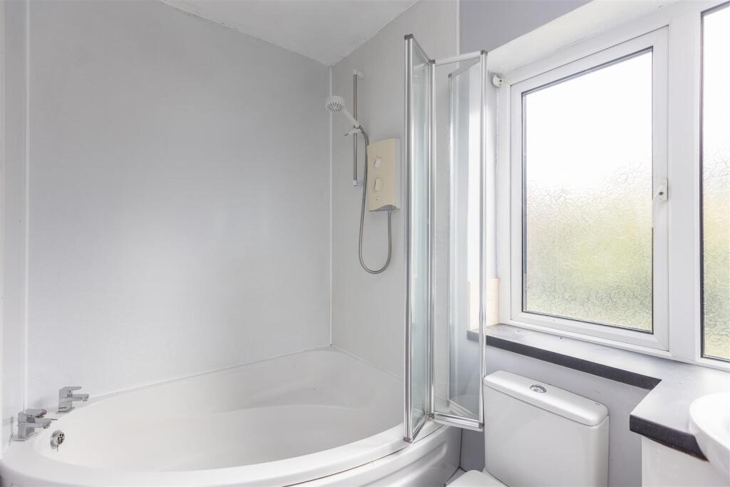 Hemsworth Lodge Bathroom.jpg