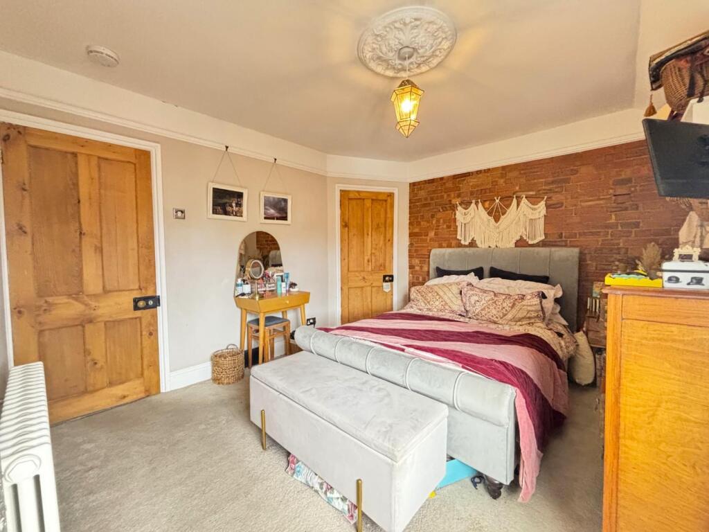 Bedroom 1_1.jpeg