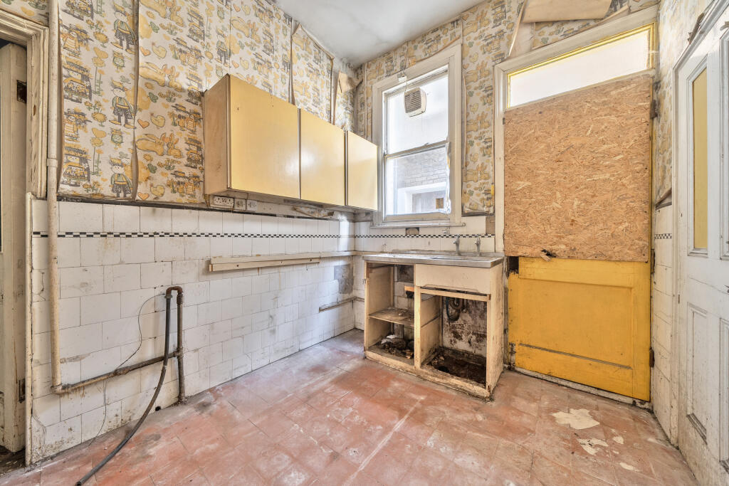 79 Bromley Road, Catford, London, SE6 2UF