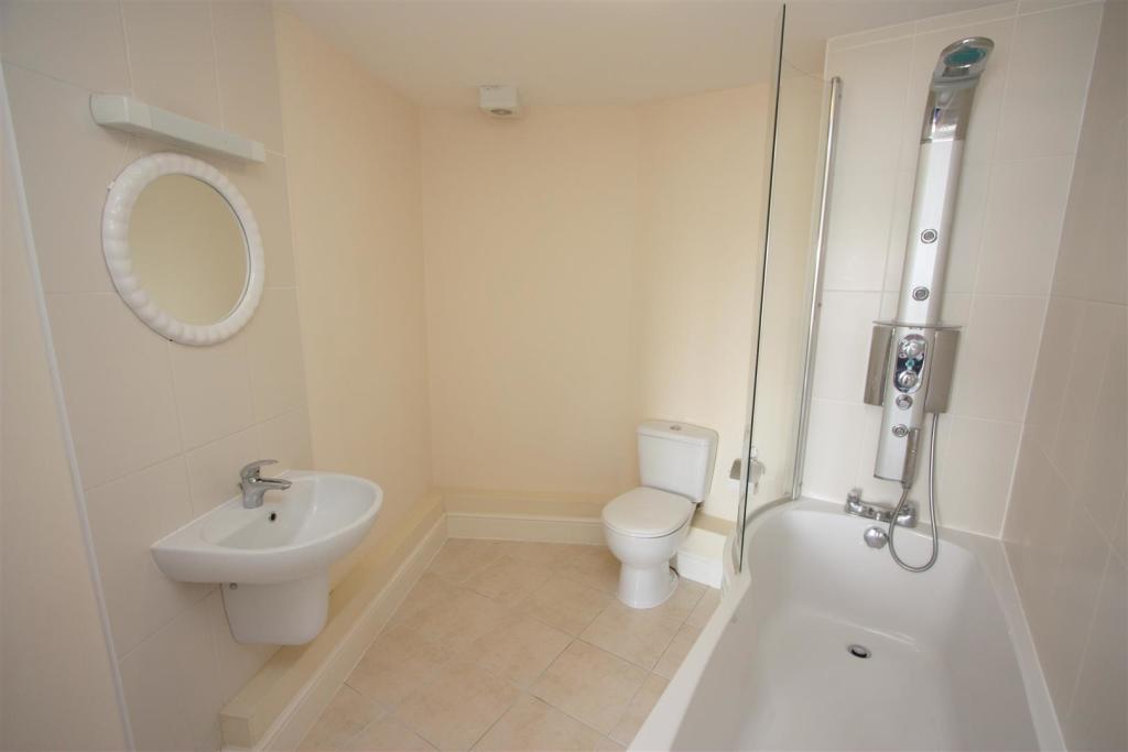 12 Longshore Apartments En Suite Bathroom