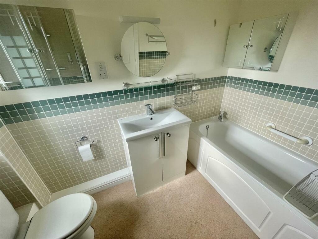 en-suite 2.jpg