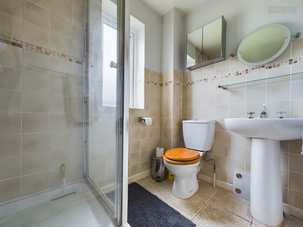 En-Suite To Master Bedroom