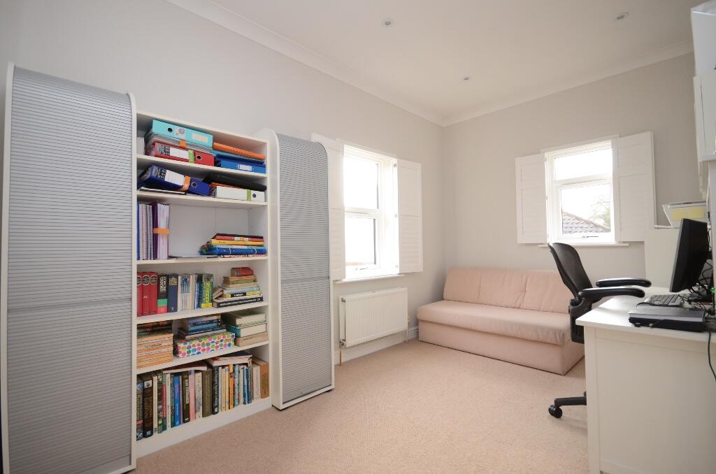 Bedroom. / office