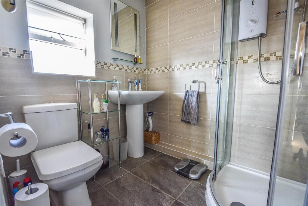 EN-SUITE SHOWER ROOM