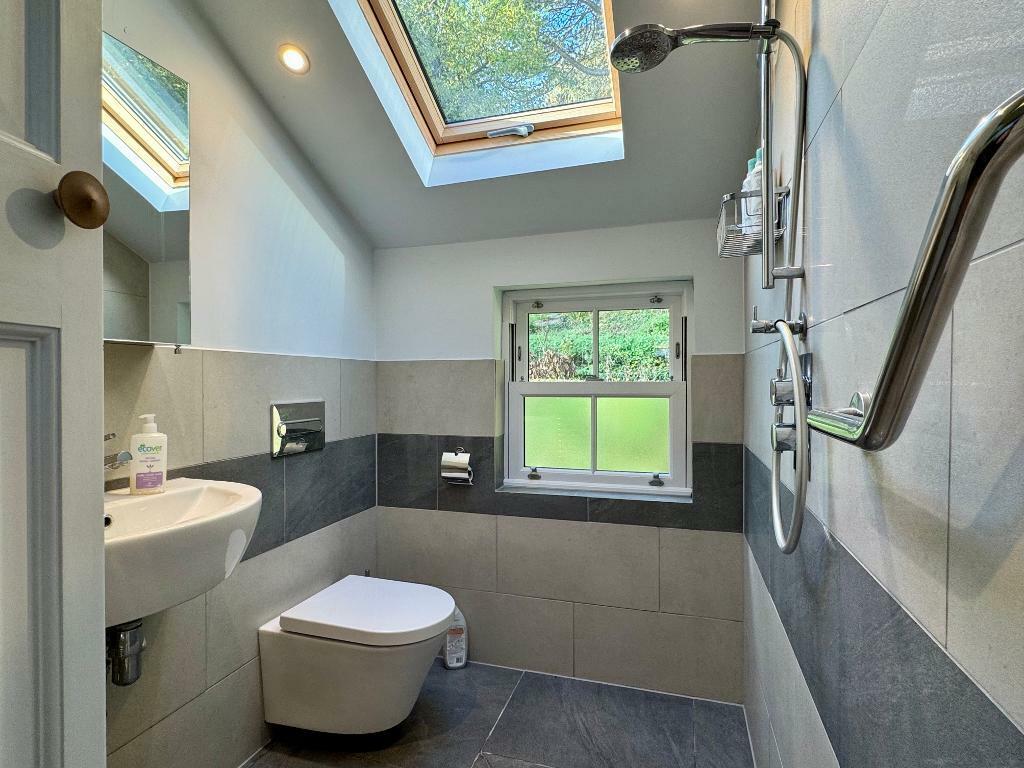 Ensuite wet room to bedroom 3