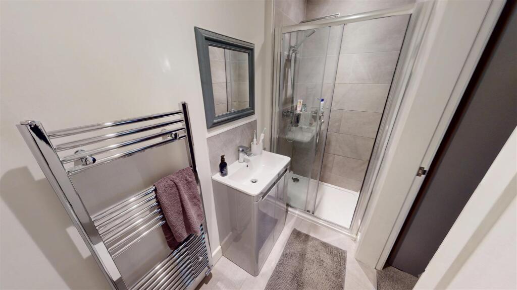 Cross Pit Lane En-Suite