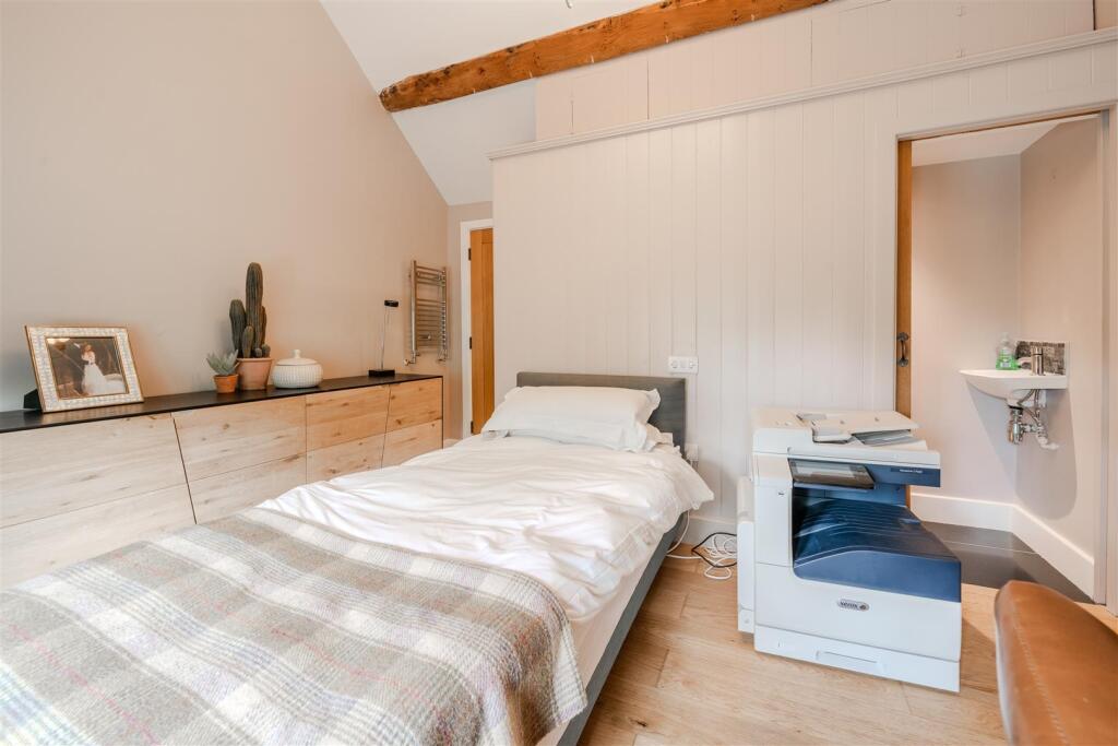 Bedroom1-5.jpg