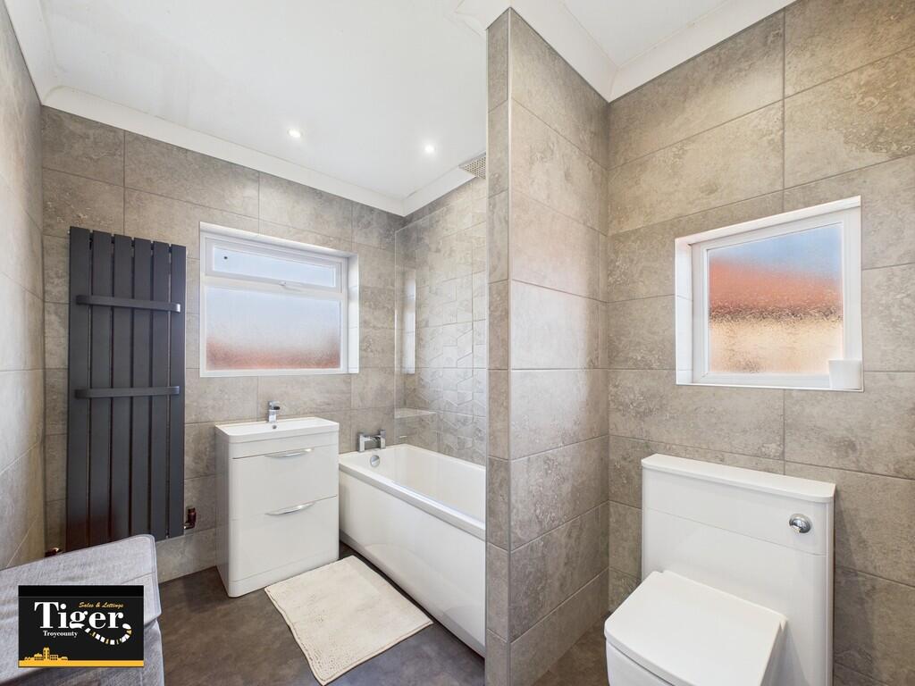 CAM02176G0-PR0505...