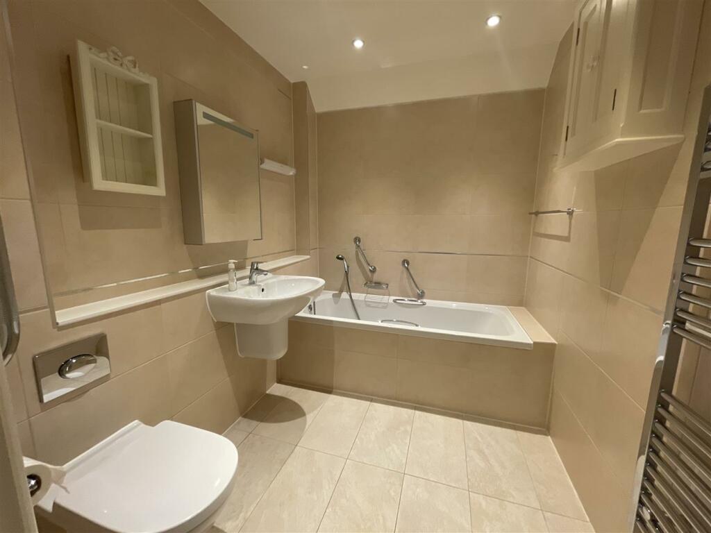 faily bathroom.jpg