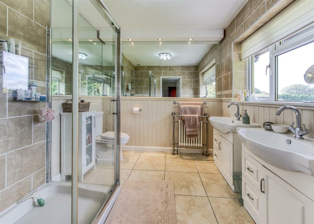 Summer Leys-bed1 ensuite.jpg