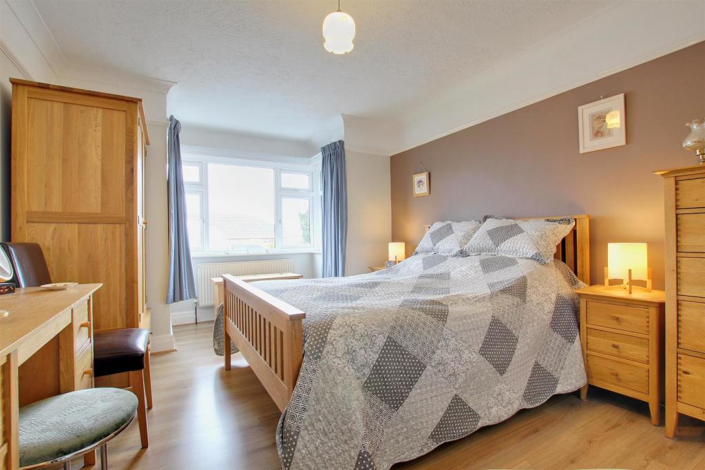 BEDROOM 1 (FRONT)