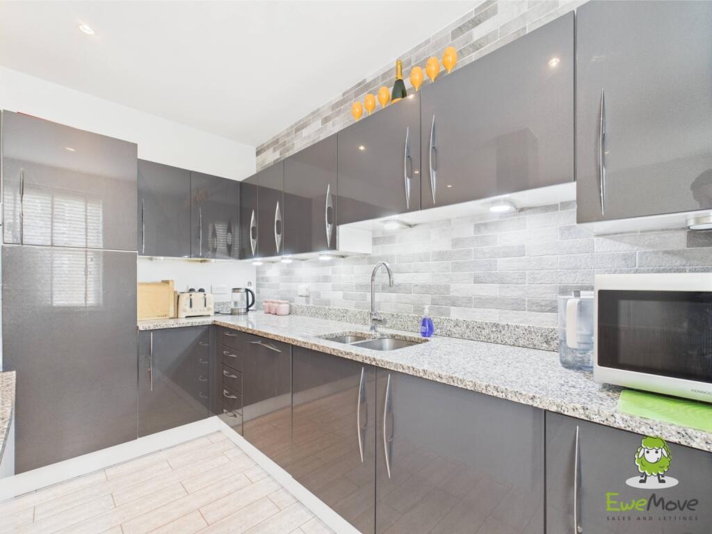 CAM03778G0-PR0218-STILL009