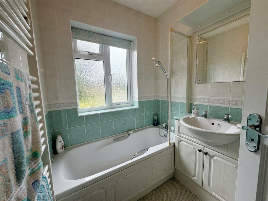 Bathroom 2.JPG