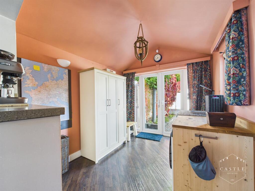 UTILITY/BREAKFAST ROOM