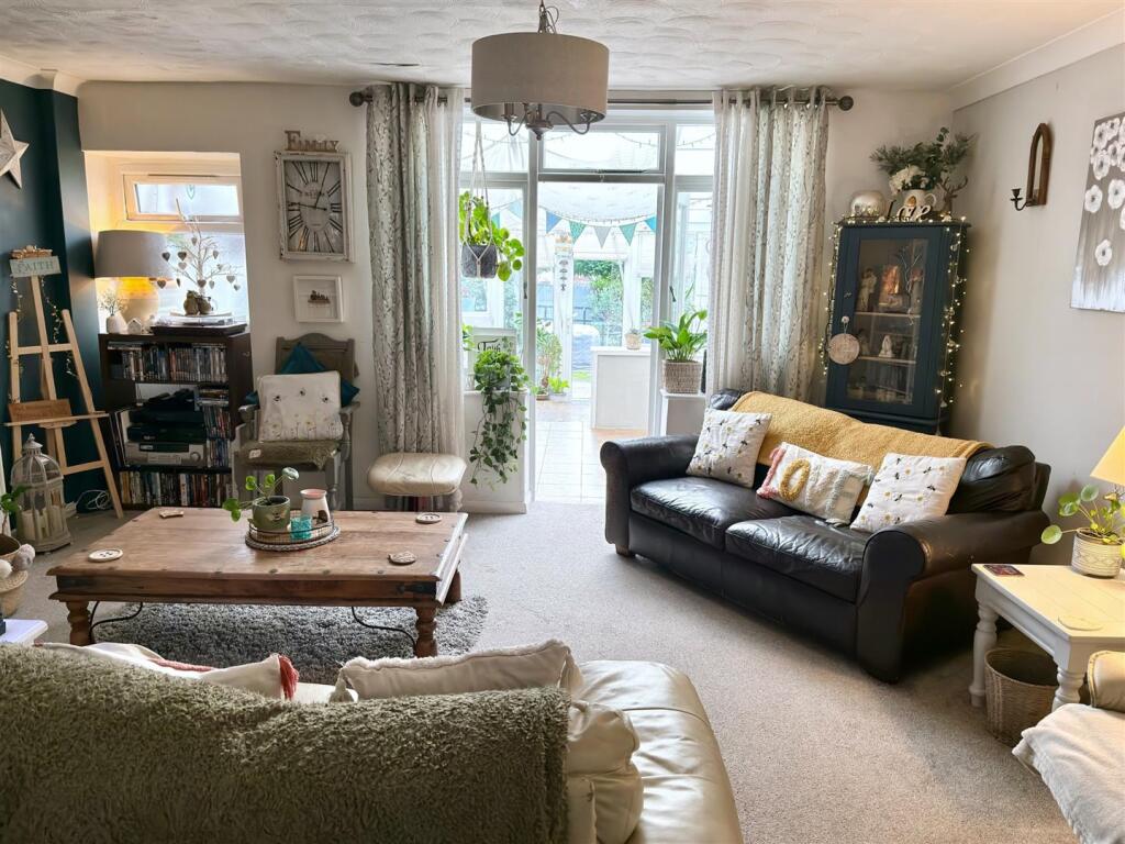 MAIN LIVING ROOM.jpg