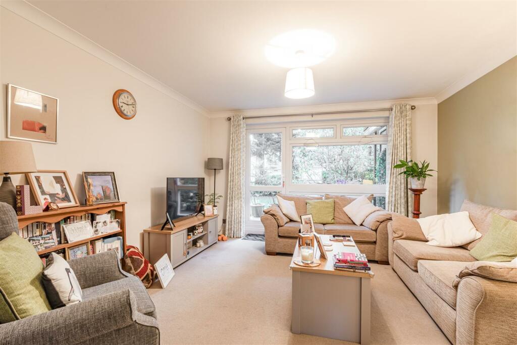 10 Brockley Combe, Weybridge, KT13 9QB - 1.jpg