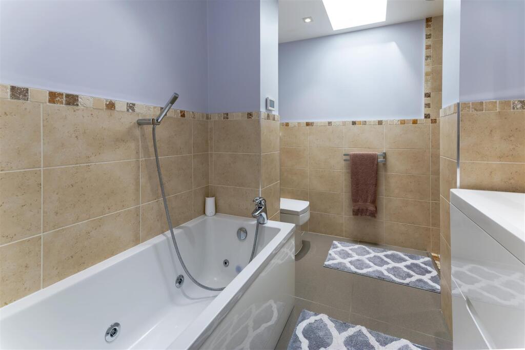 Family Bathroom 1 SAPL8456-20250731-DxO_DeepPRIME 