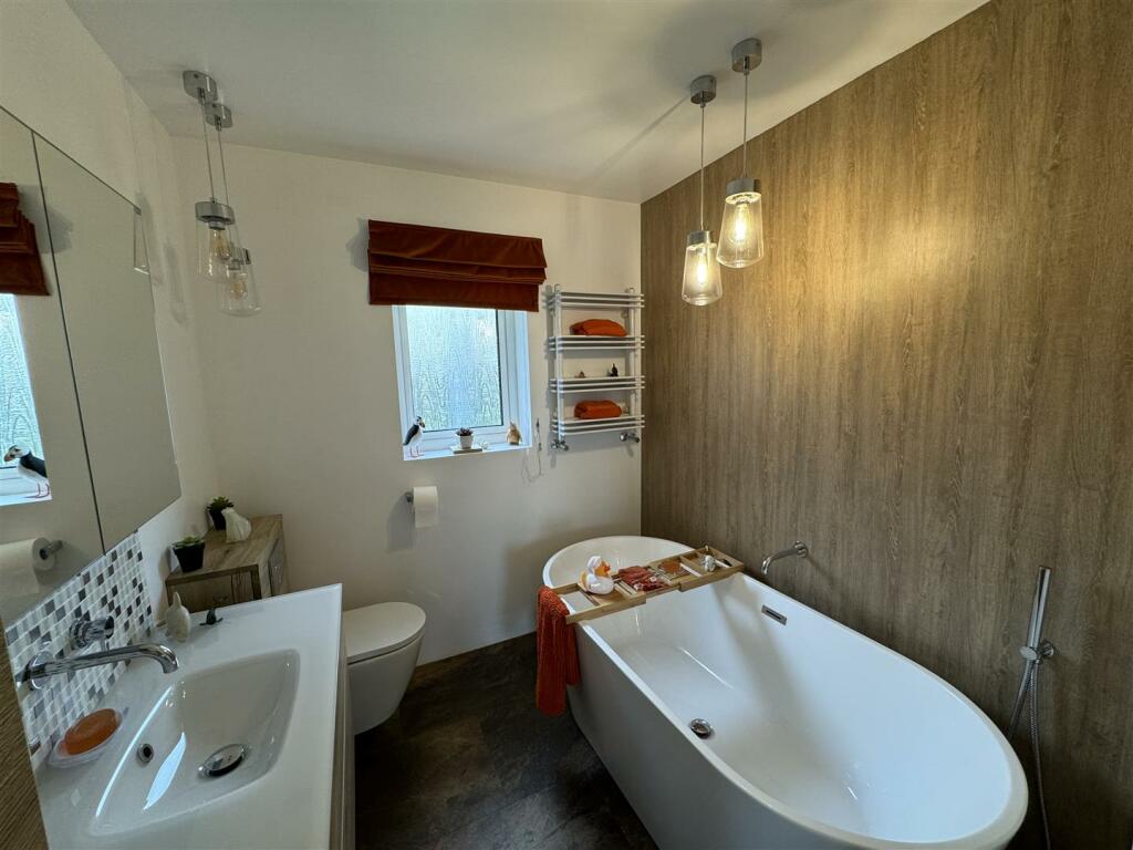 FMILY BATHROOM