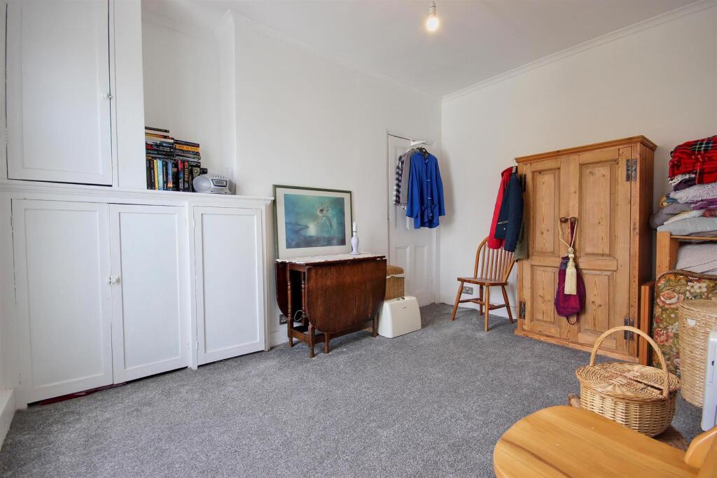BEDROOM 1 (FRONT)