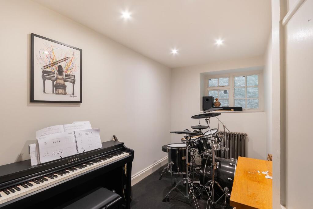 1H7RCN - Music Room A.jpg