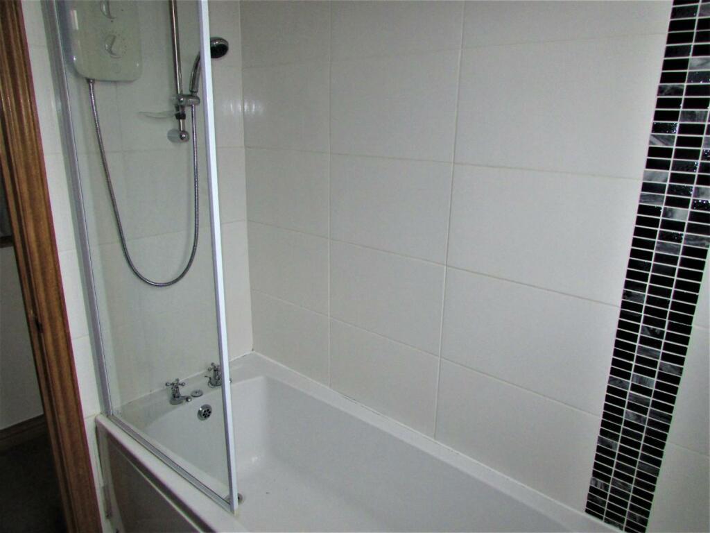 AlbertStWest13bath2.JPG