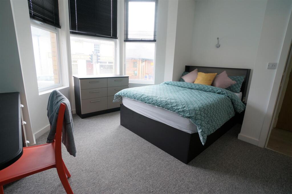 5HolyheadApart_bedroom1.JPG