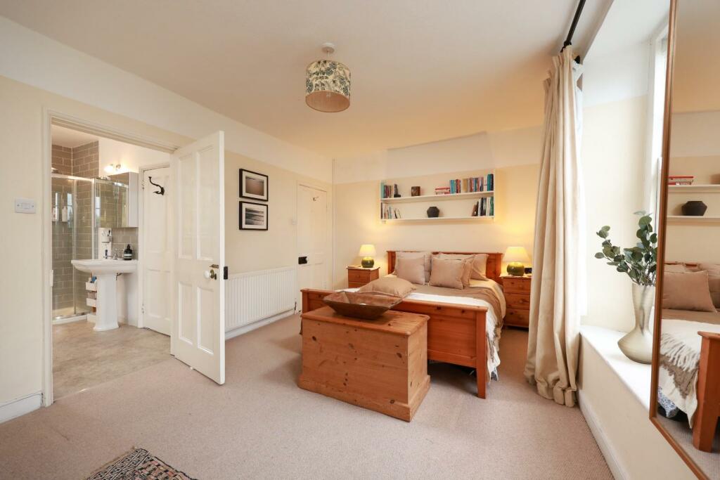 24 Montague Hill 36.JPG