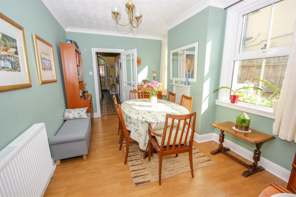 Breakfast room 1.jpg